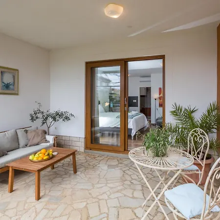 Zomzi Apartment *