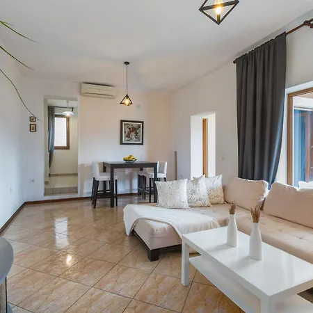 Zomzi Apartment *